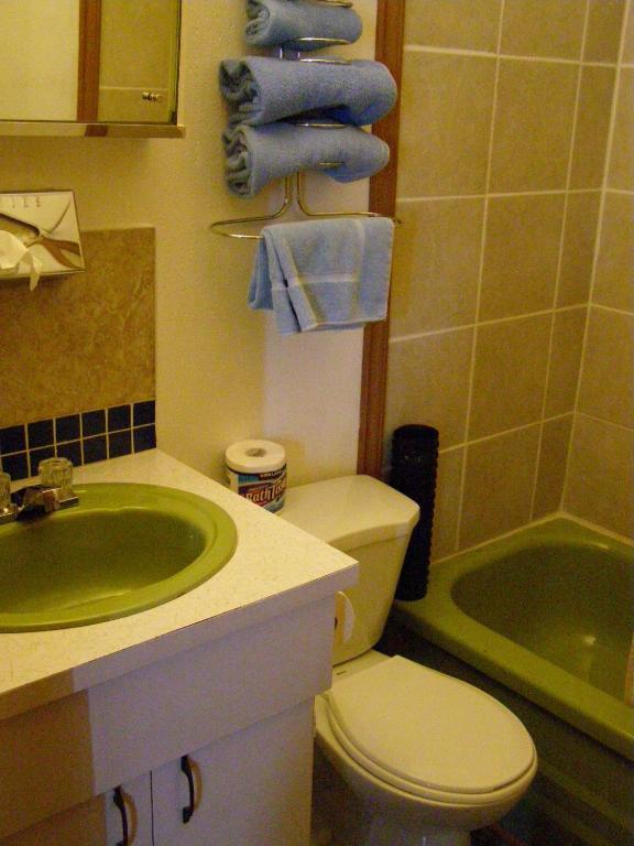Blue Mountain Motel Pincher Creek Room photo