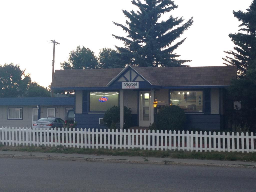 Blue Mountain Motel Pincher Creek Exterior photo