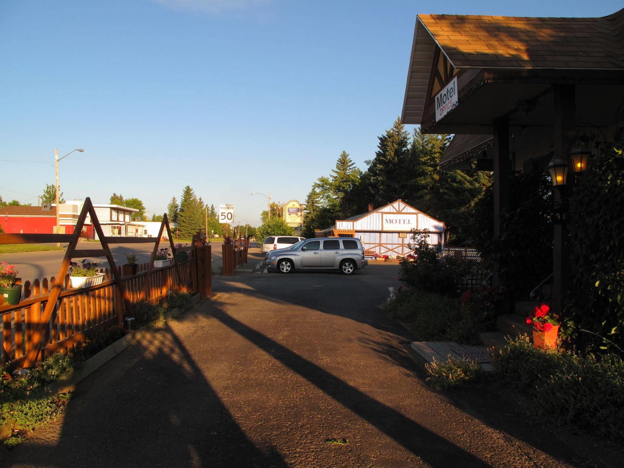 Blue Mountain Motel Pincher Creek Exterior photo
